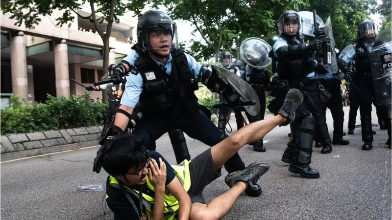 Hong Kong Police and Media "Fourth Estate" in Intense Confrontation